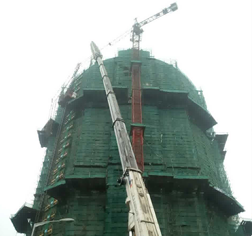 明光吊车在工地上作业